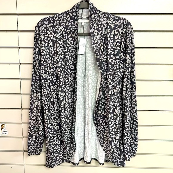 Maurices Tops - Maurices Women’s Charcoal and White Pattern Short. Size M. NWT!